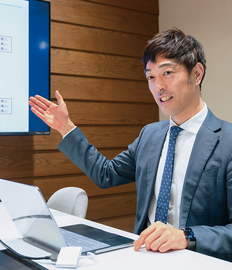 不動産投資の疑問について、対面で土地選定から設計・施工、入居募集、賃貸管理、税務対応など親身に相談に乗るアパックスホームの専門アドバイザー。