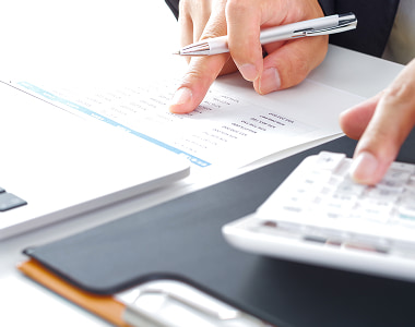 減価償却や青色申告の活用、法人化のタイミングなど、不動産投資の節税効果を算出する税務サポートの様子