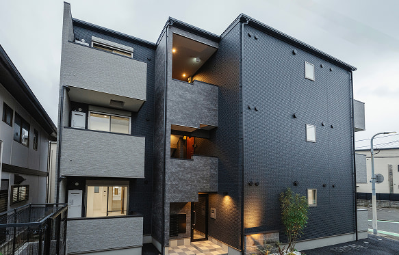 耐震性・劣化対策・断熱性など資産価値を保ちやすい性能を備えた、落ち着いた外観が特徴の新築アパート経営物件