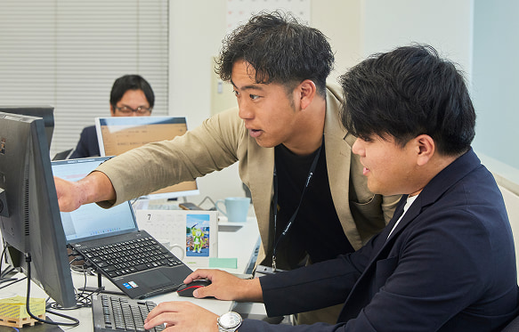 工務店のスタッフがアパート経営について、お客様に丁寧に説明している様子です。