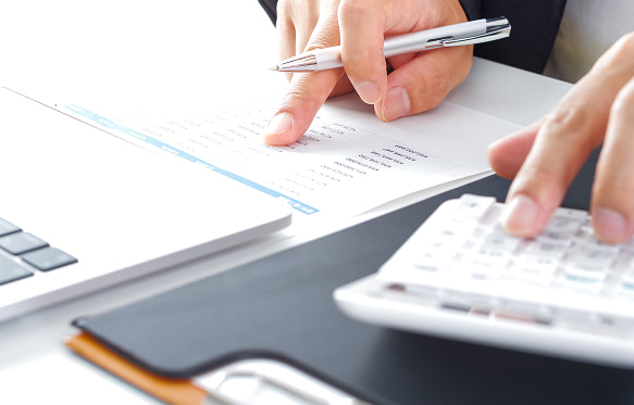 アパート経営を始めるにあたり、税理士がアドバイスをしている様子です。