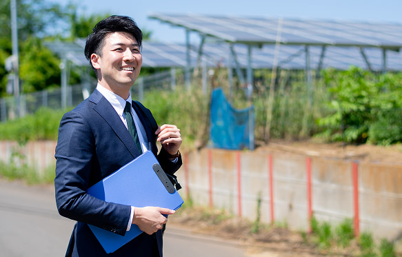 アパート経営による将来を見据えた土地活用の相談を行う様子