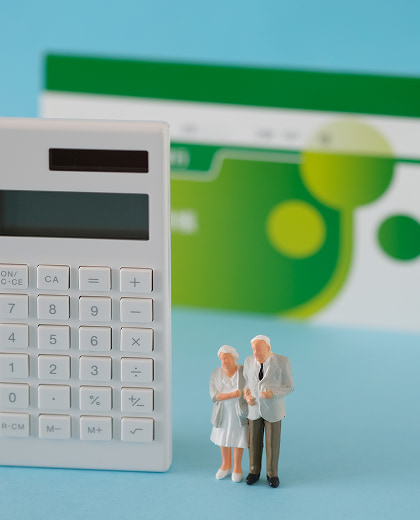 福岡でアパート経営を始めることで、新築の戸建住宅を検討しているご夫婦が、老後の資金計画を立てている様子です。