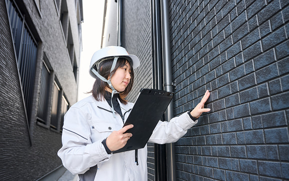 長期経営を見据えた自社施工の建物を責任を持って管理するアパックスホームスタッフの様子