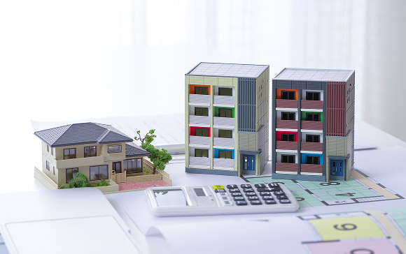 市場価値を持続する千葉・埼玉・神奈川・東京・広島・福岡の好立地で事業計画を立案する様子