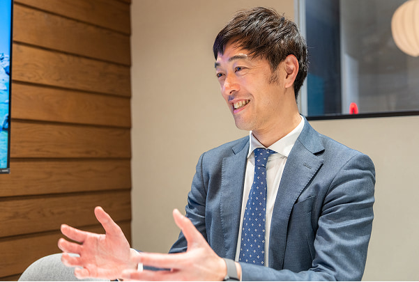 福岡・東京・千葉・広島・北九州を拠点に国内で開催されている、ビジネスマン向け不動産投資セミナーで話しているアパックスホームの専門スタッフ