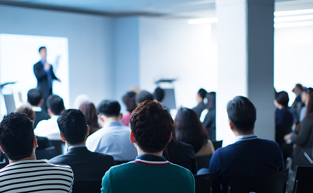 千葉・埼玉・神奈川・東京・広島・福岡エリアでアパート経営を検討しているビジネスマンが、アパックスホームの不動産投資セミナーに参加している様子