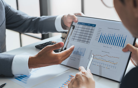 不動産投資セミナーに参加したビジネスマンが、千葉・埼玉・神奈川・東京・広島・福岡エリアの物件選びについて個別相談している様子