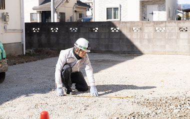 「勝てる土地」を見極めるため、建築予定地で入念な調査を行う様子。