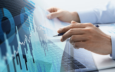 複数の金融機関の条件を比較し、不動産投資の収益性を慎重に検討。