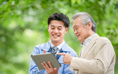 利回り優先ではなく出口（売却・相続）まで見据えて打ち合わせをする様子