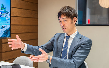 アパート経営の不安や疑問について、対面で丁寧に説明するアドバイザー。